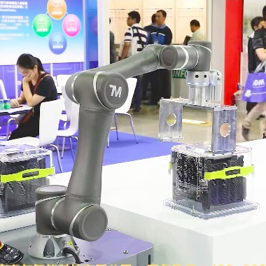 協作機器人搭載AGV